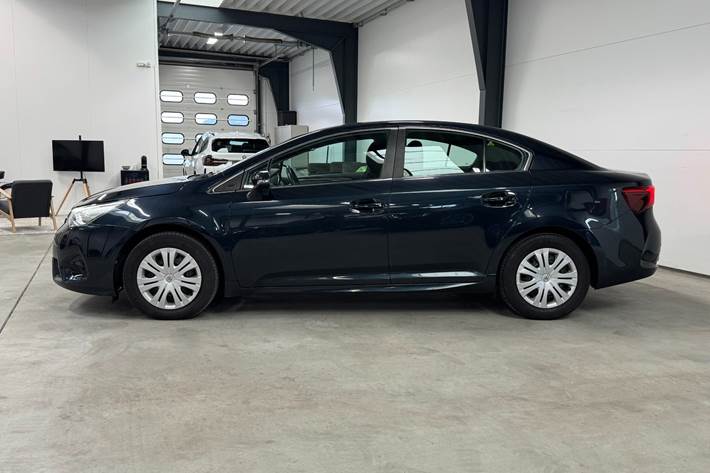 Blå Toyota Avensis fra 2016