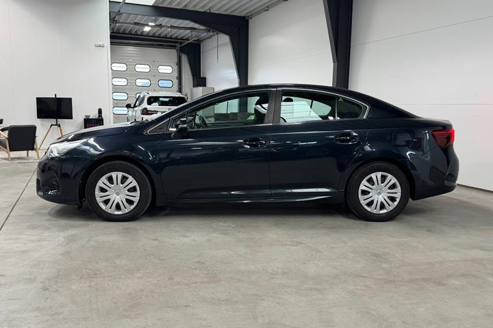 Blå Toyota Avensis fra 2016