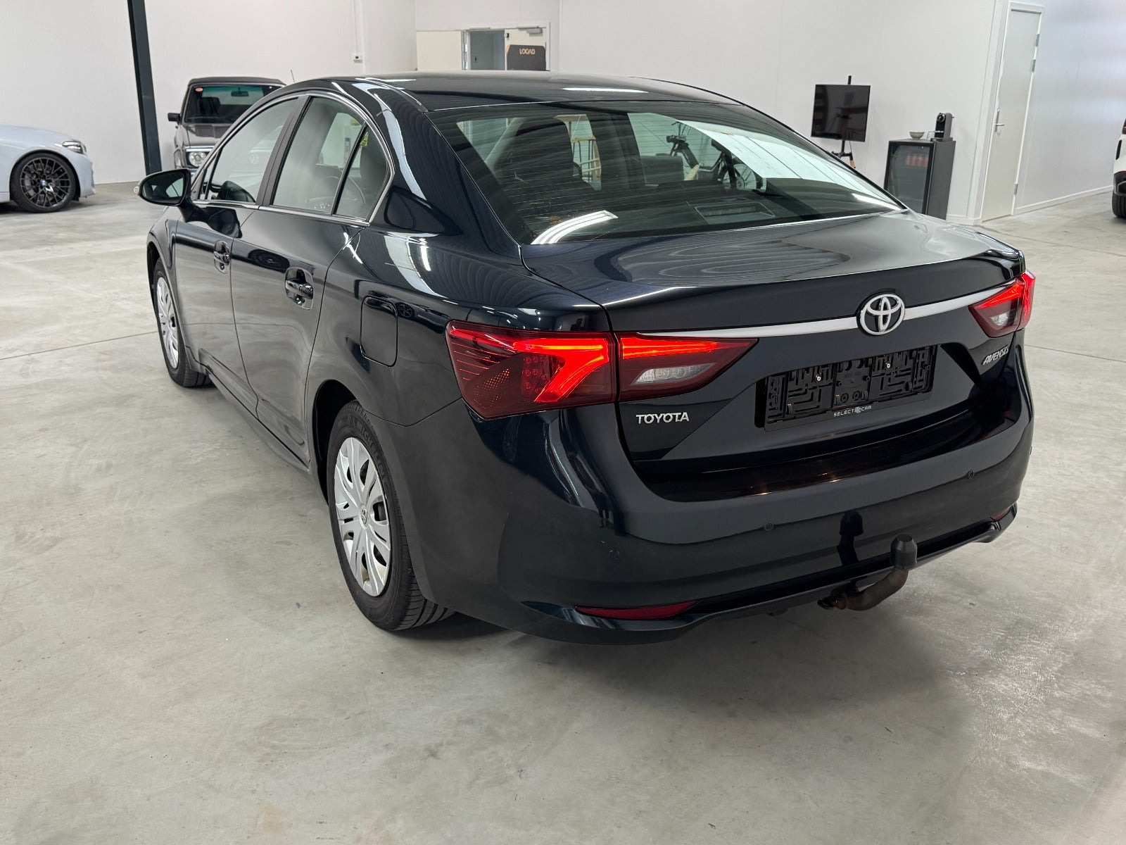 Blå Toyota Avensis fra 2016