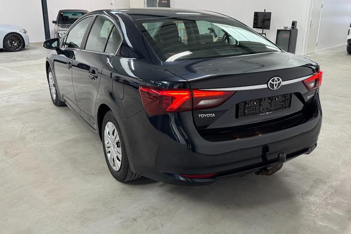 Blå Toyota Avensis fra 2016