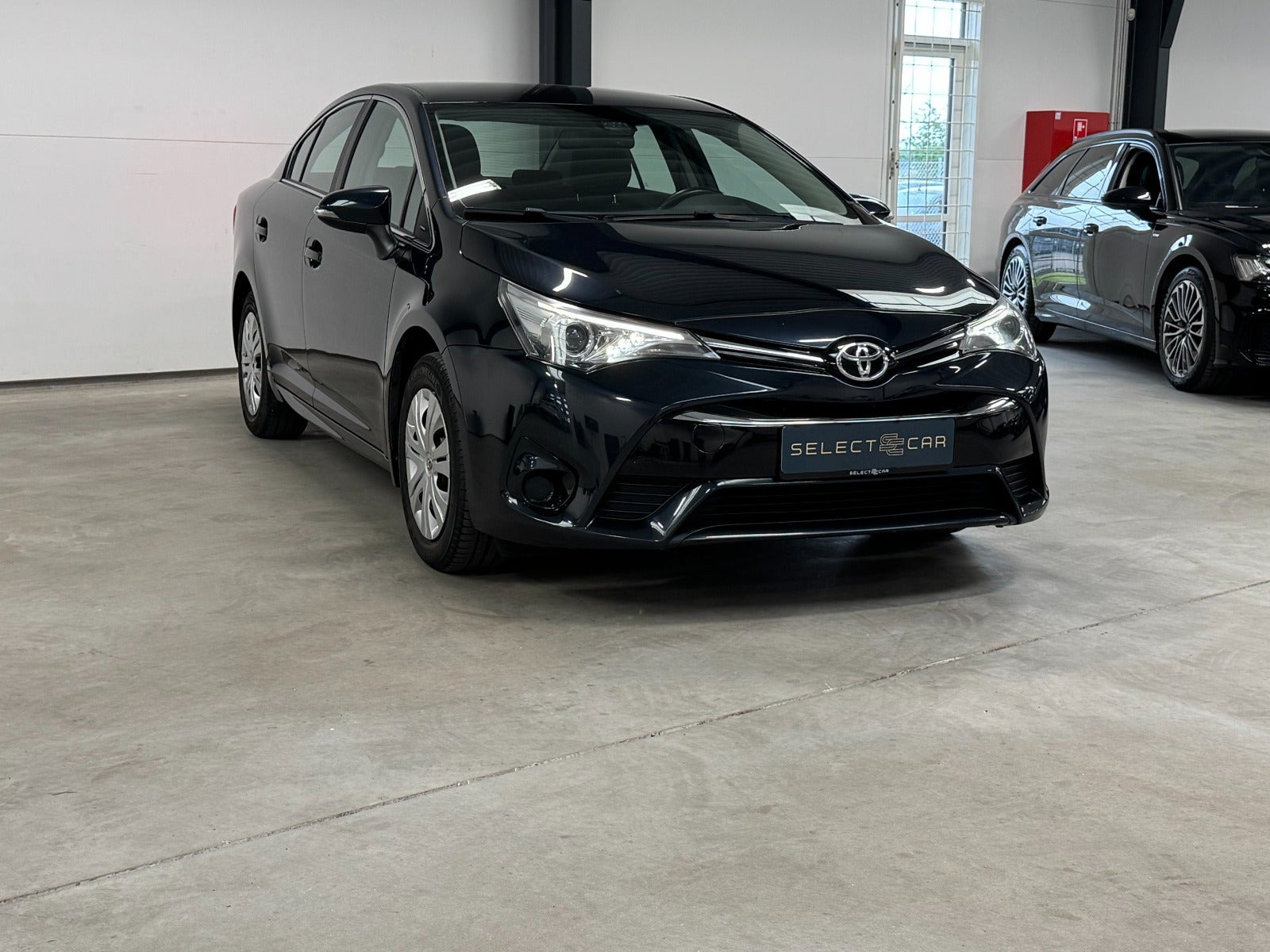 Blå Toyota Avensis fra 2016