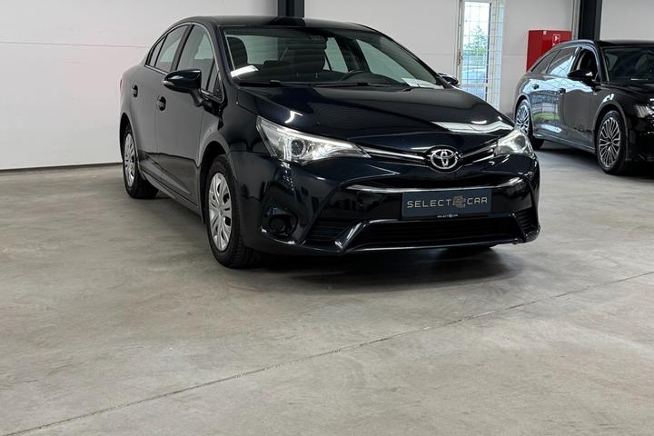 Blå Toyota Avensis fra 2016