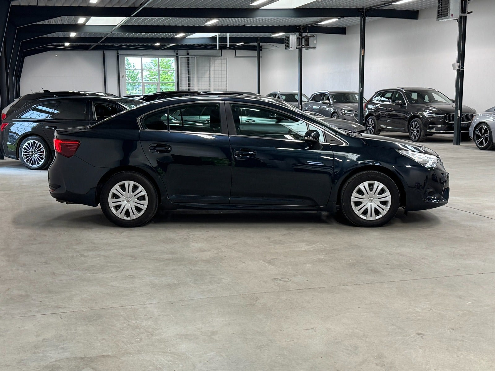 Blå Toyota Avensis fra 2016