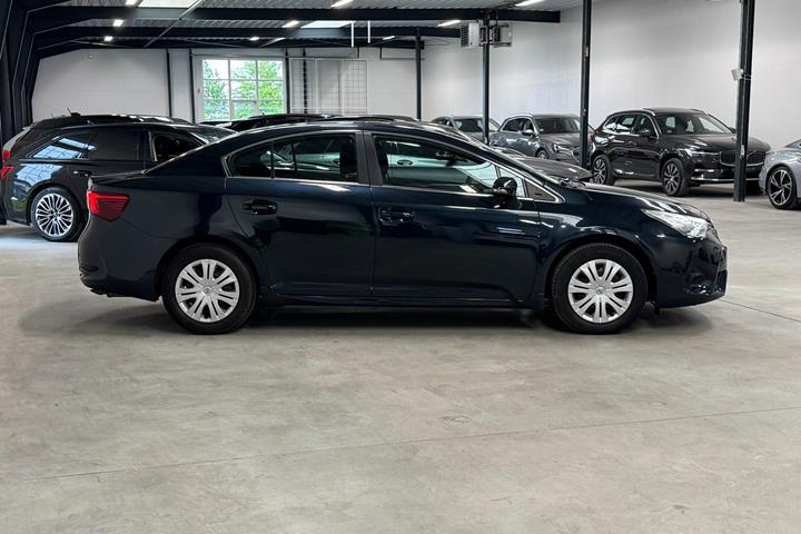 Blå Toyota Avensis fra 2016