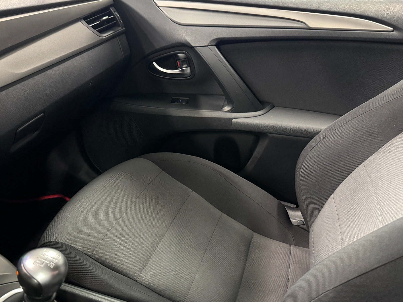 Blå Toyota Avensis fra 2016