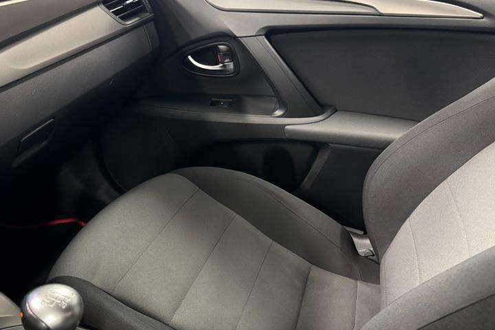 Blå Toyota Avensis fra 2016