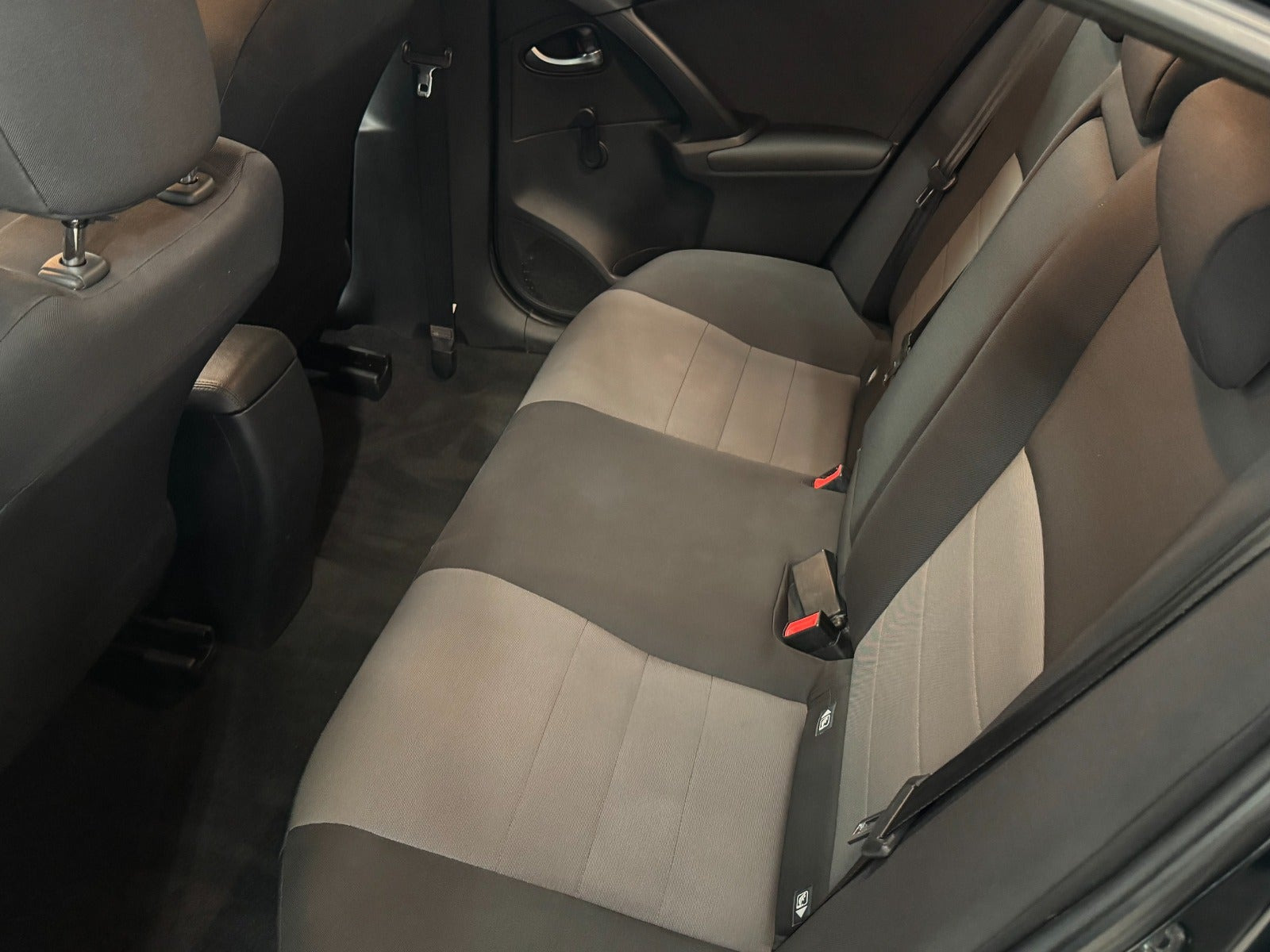 Blå Toyota Avensis fra 2016