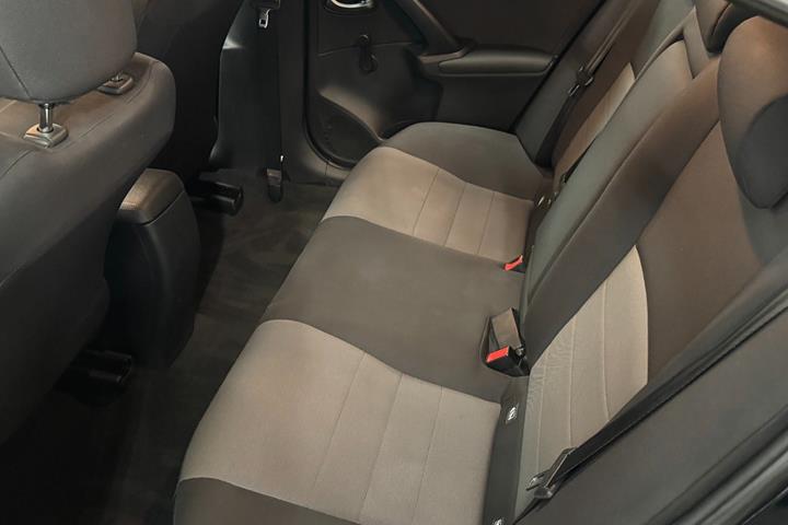 Blå Toyota Avensis fra 2016