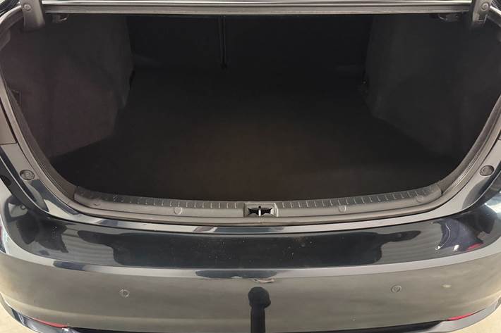 Blå Toyota Avensis fra 2016