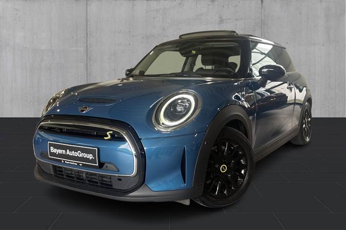 Blå Mini Cooper SE fra 2023 set udefra