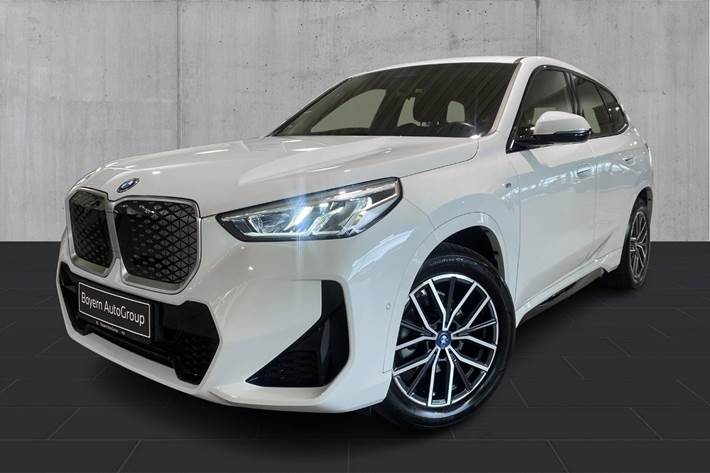 Hvid BMW iX1 fra 2024 set udefra