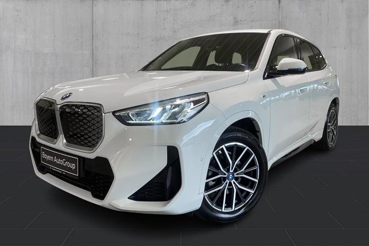 Hvid BMW iX1 fra 2024 set udefra