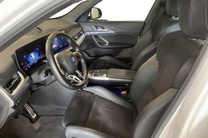 Hvid BMW iX1 fra 2024