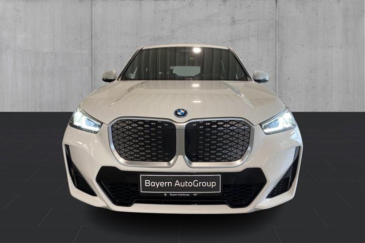 Hvid BMW iX1 fra 2024