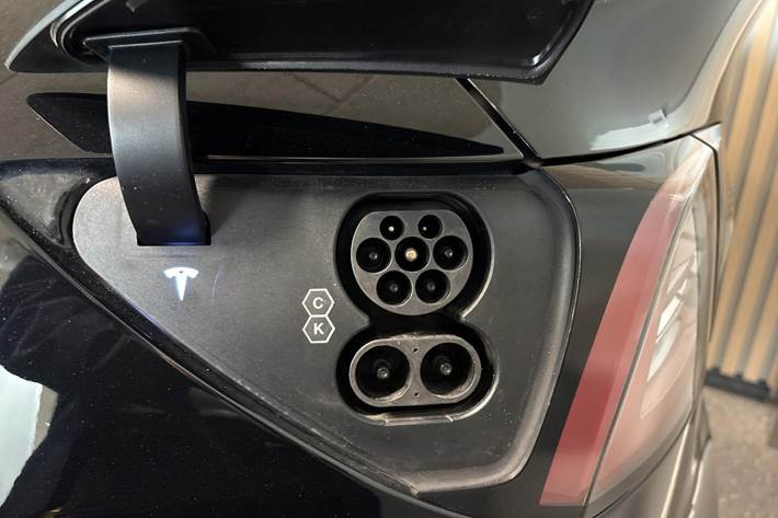 Sort Tesla Model Y fra 2022