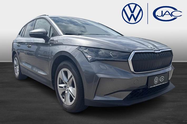 Grå Skoda Enyaq fra 2024 set udefra
