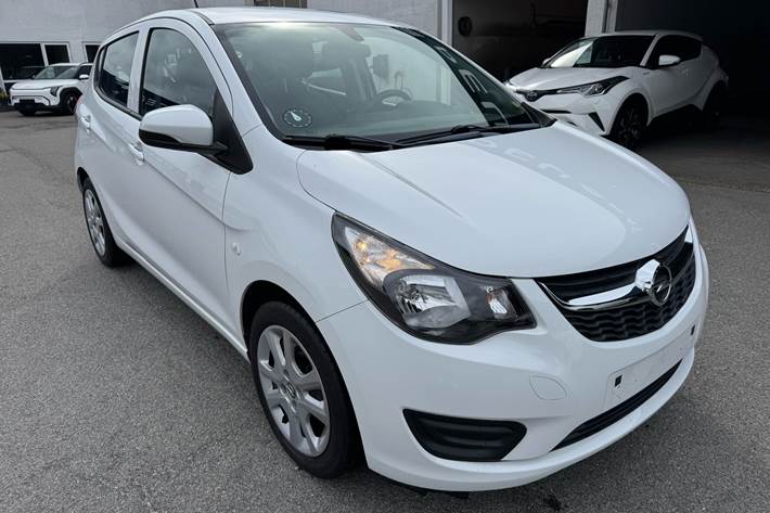 Sølv Opel Karl fra 2017 set udefra