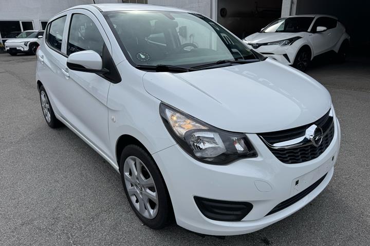 Sølv Opel Karl fra 2017 set udefra