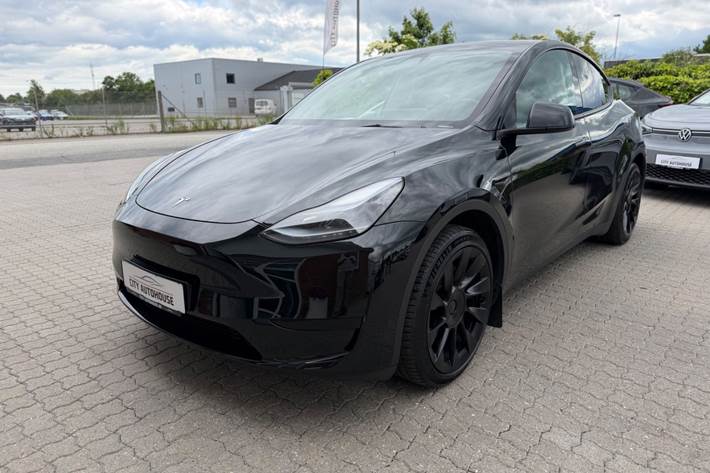 Sort Tesla Model Y fra 2023