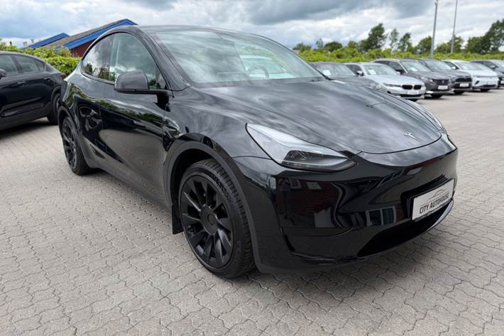 Sort Tesla Model Y fra 2023