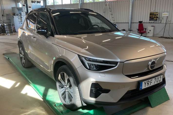 Orange Volvo XC40 fra 2023