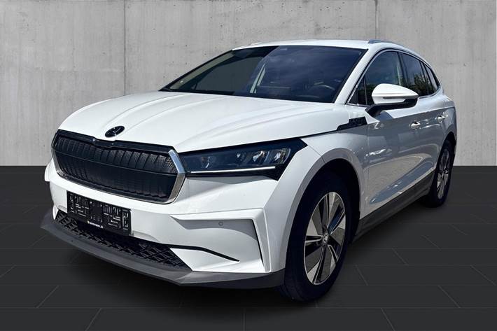 Hvid Skoda Enyaq fra 2023 set udefra