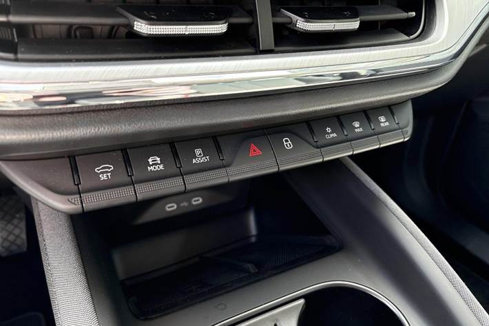 Hvid Skoda Enyaq fra 2023