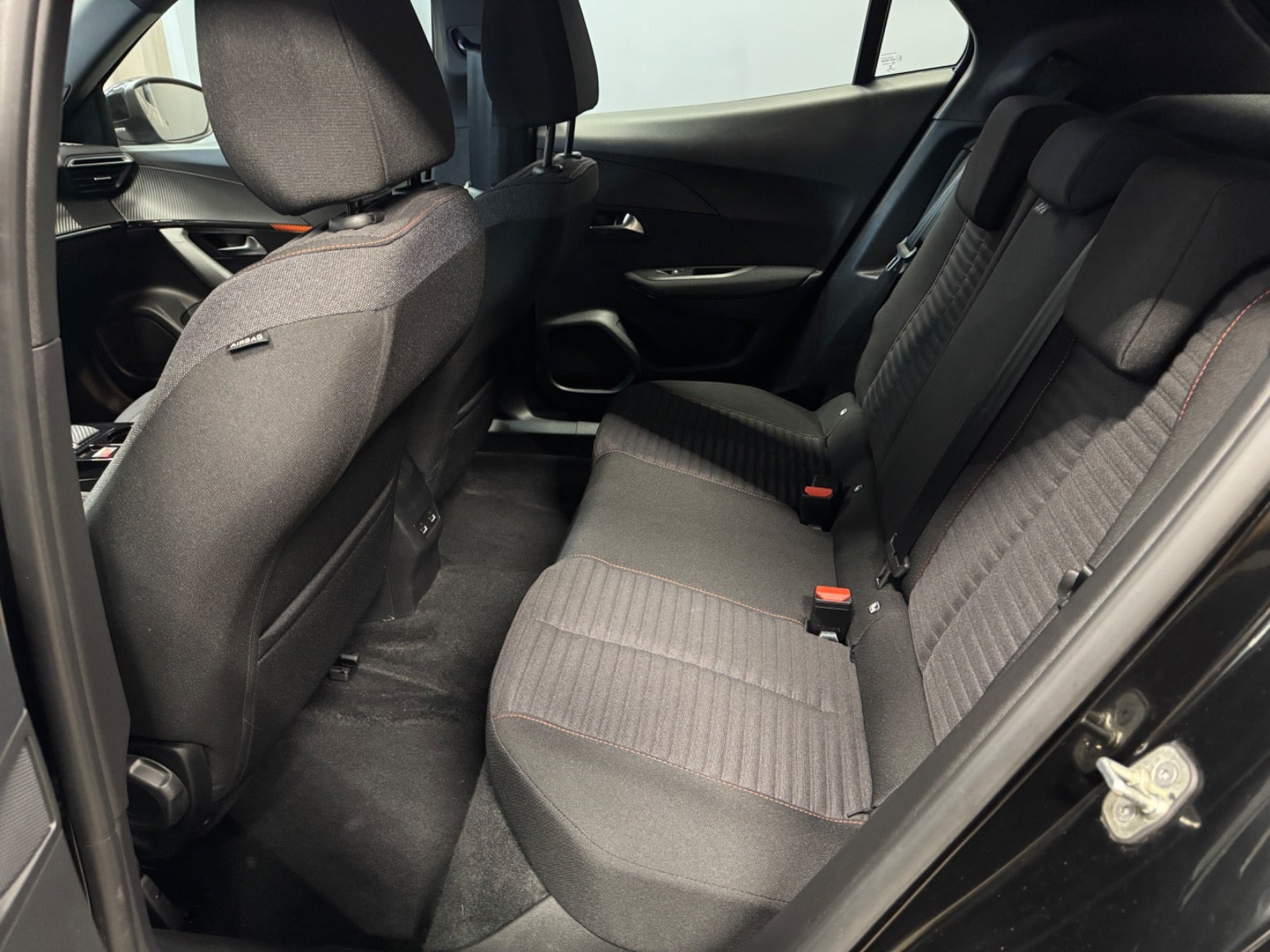 Sort Peugeot e-2008 fra 2023