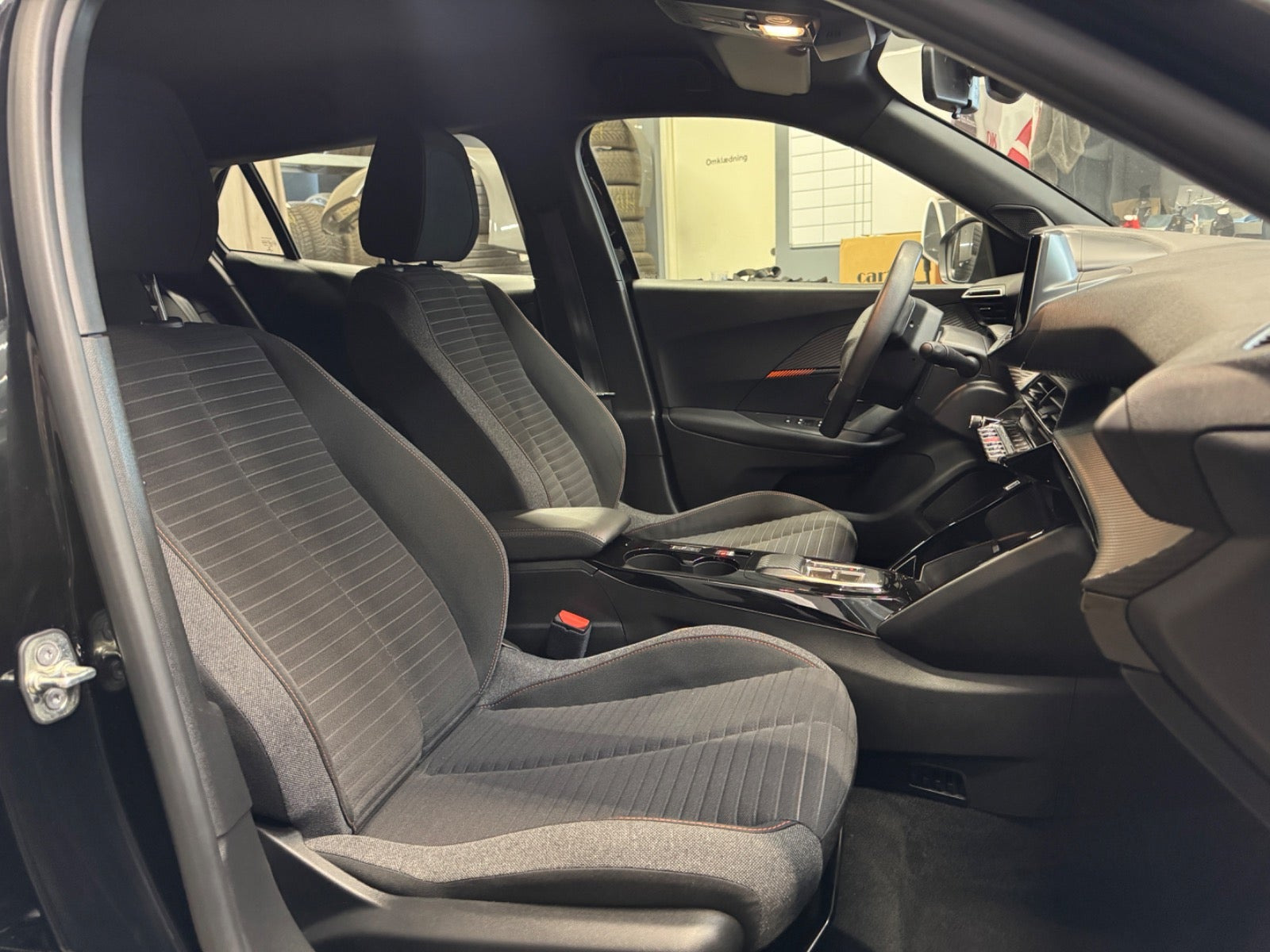 Sort Peugeot e-2008 fra 2023