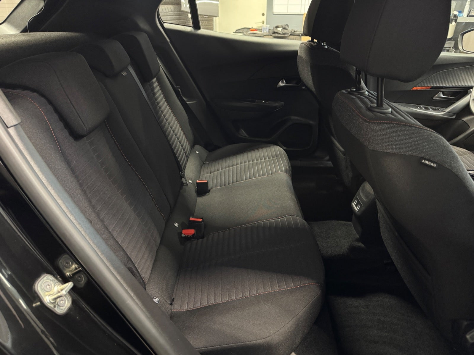 Sort Peugeot e-2008 fra 2023