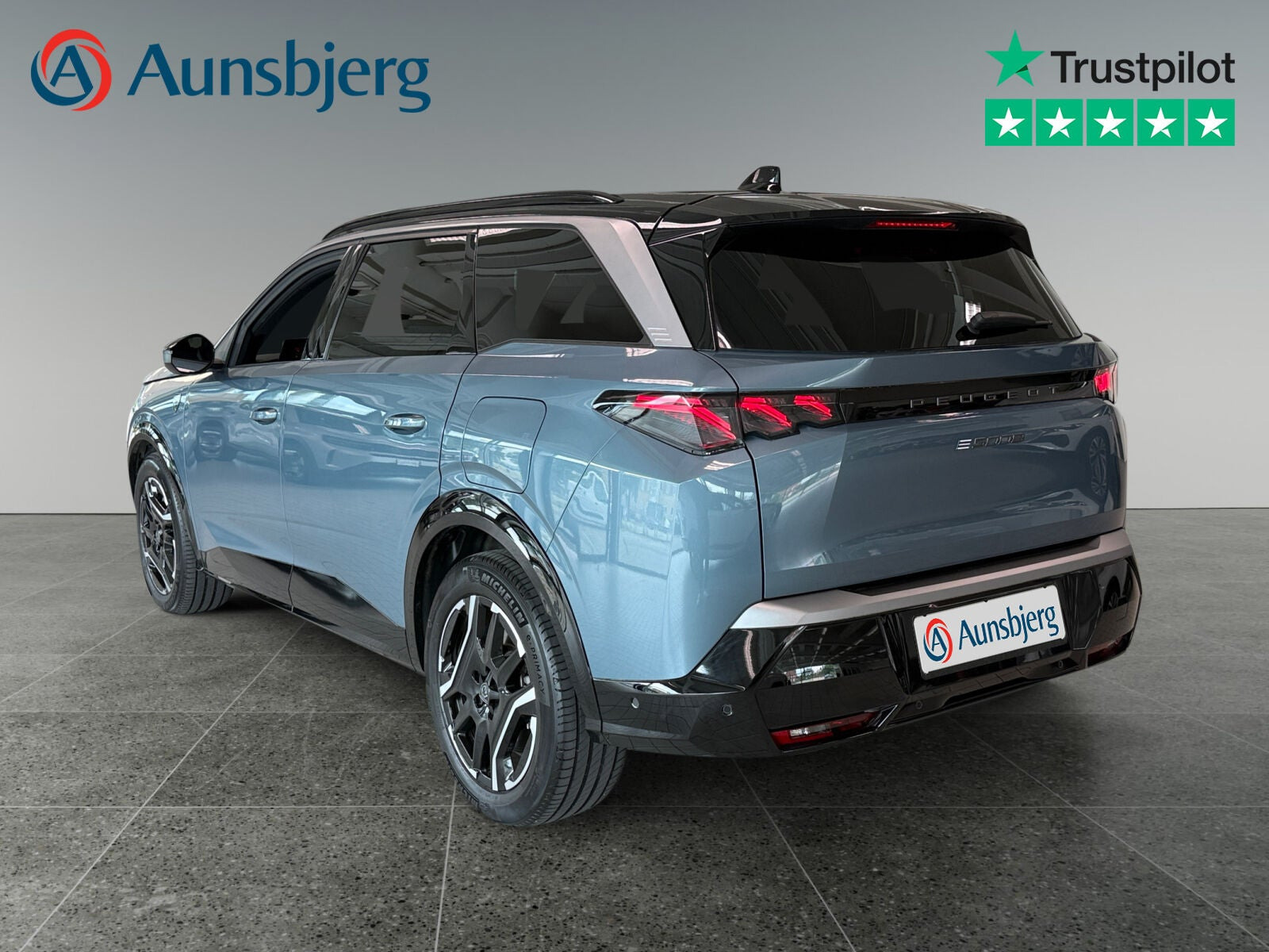 Blå Peugeot e-5008 fra 2025
