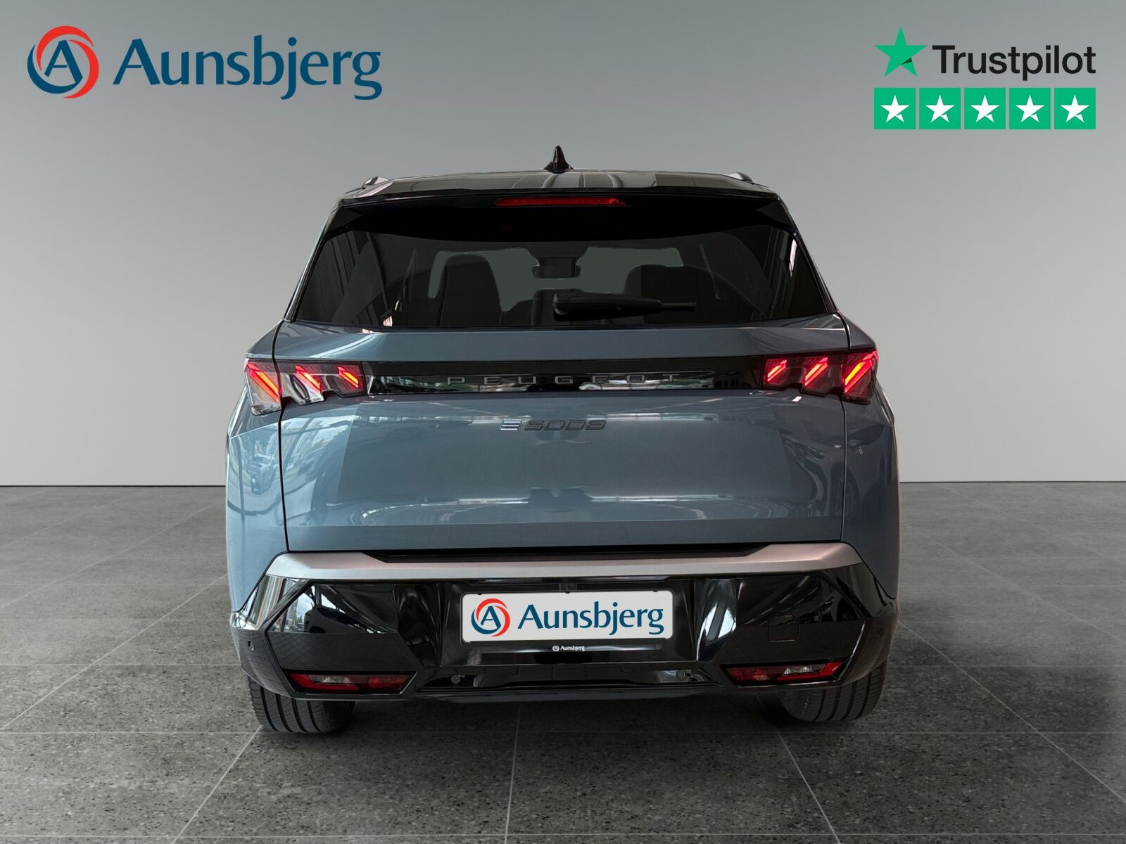 Blå Peugeot e-5008 fra 2025