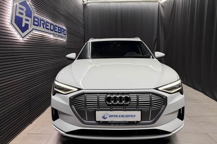 Hvid Audi e-tron fra 2023