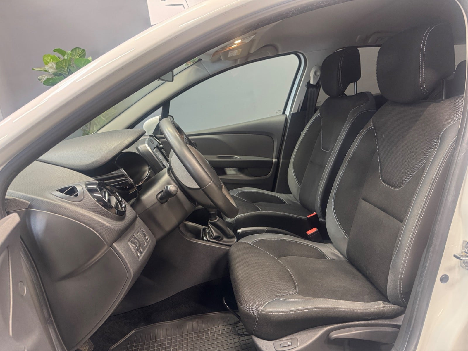Hvid Renault Clio IV fra 2018