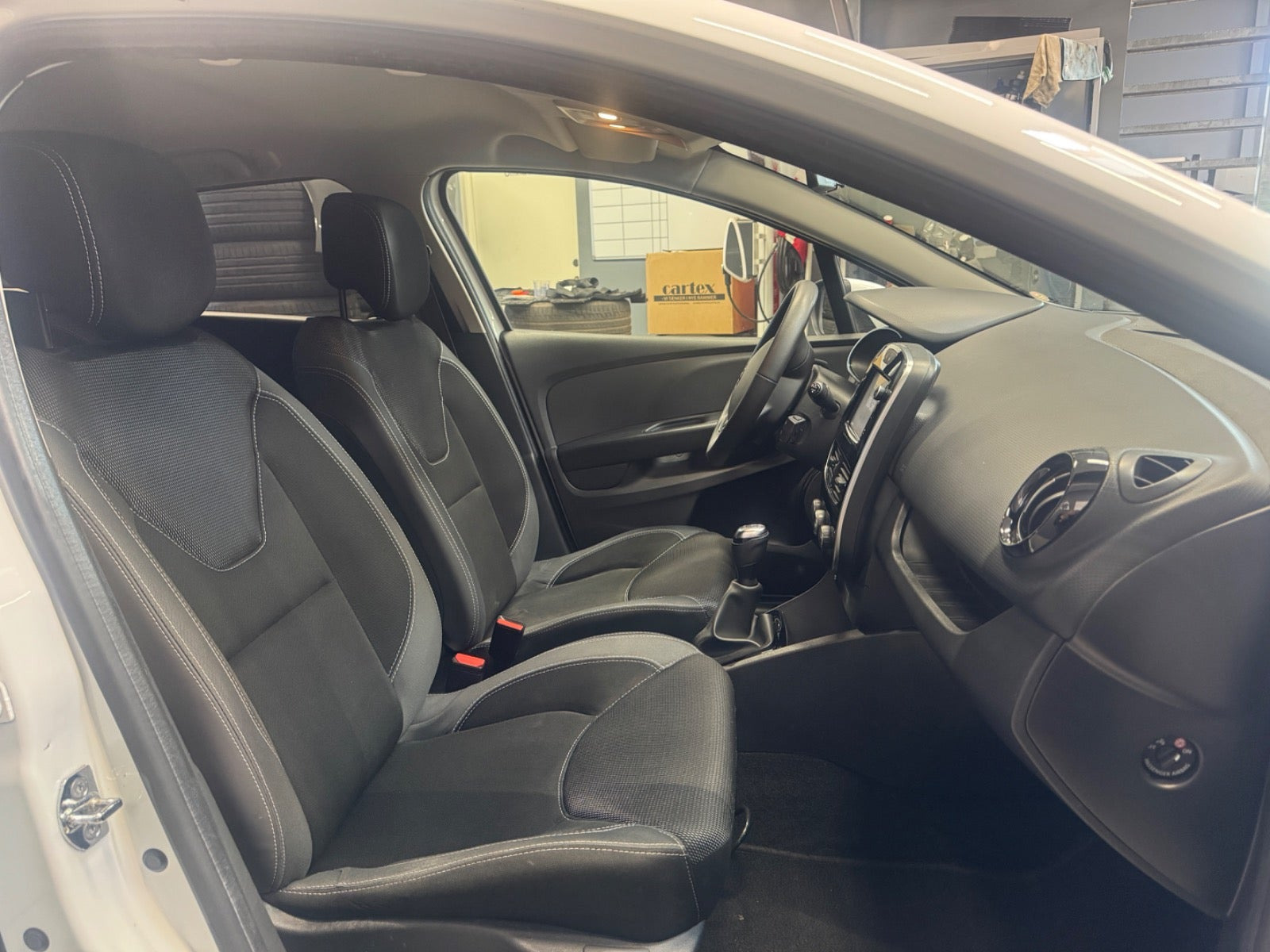 Hvid Renault Clio IV fra 2018