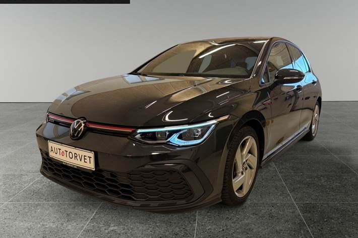 Grå VW Golf VIII fra 2024 set udefra