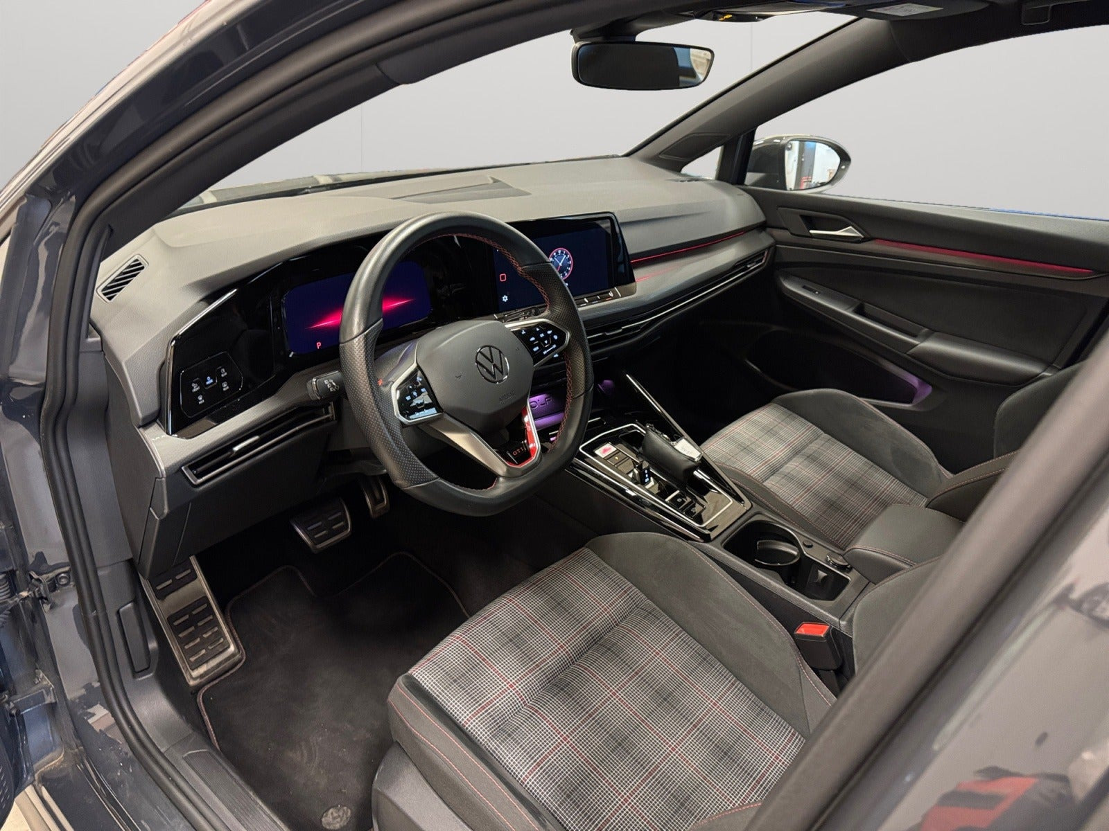 Grå VW Golf VIII fra 2024