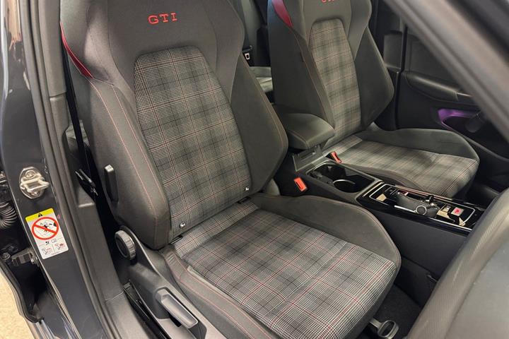 Grå VW Golf VIII fra 2024