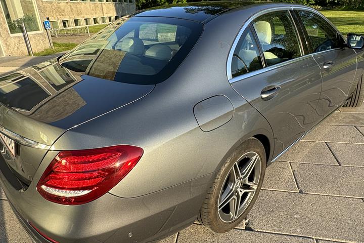 Grå Mercedes 220 D fra 2016
