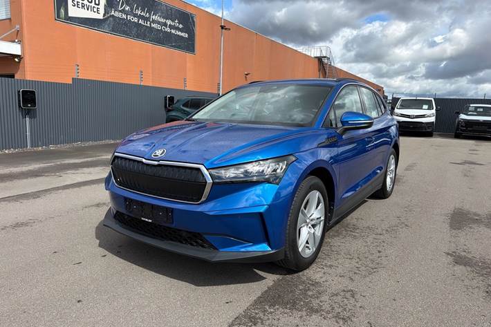Blå Skoda Enyaq fra 2023 set udefra