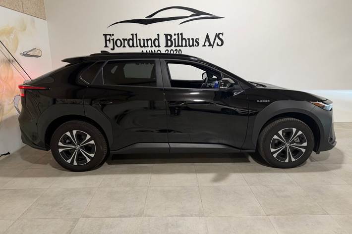 Sort Toyota BZ4X fra 2023