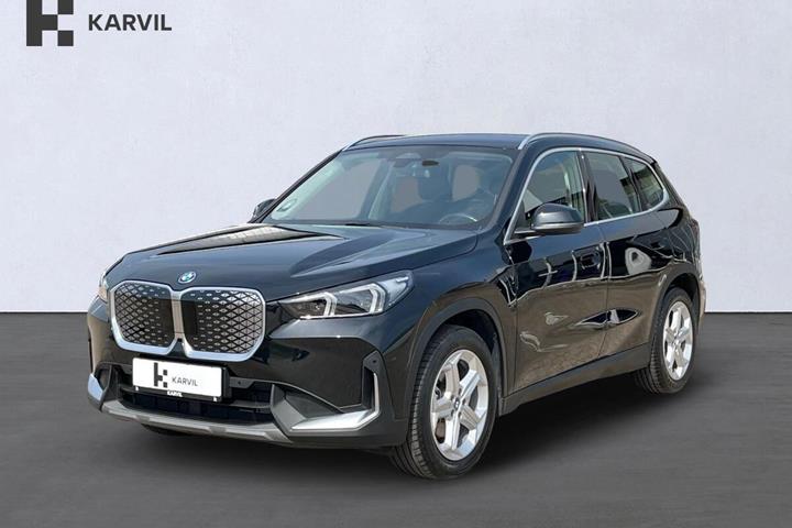 Sort BMW iX1 fra 2024 set udefra