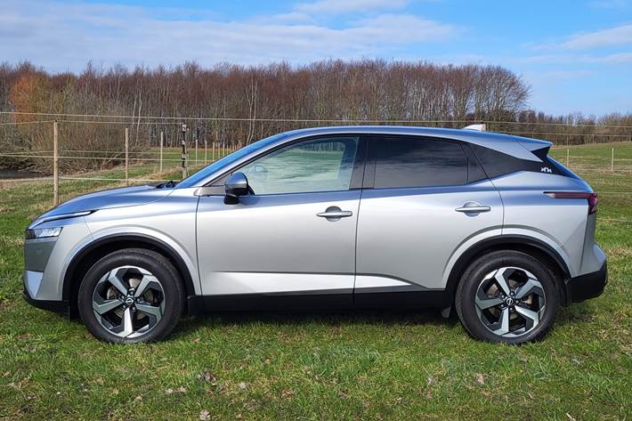 Grå Nissan Qashqai fra 2023