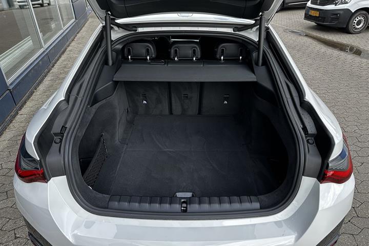 Hvid BMW i4 fra 2023
