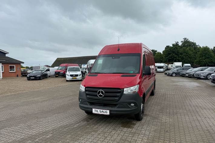 Rød Mercedes Sprinter fra 2019