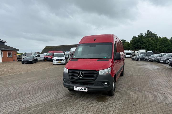 Rød Mercedes Sprinter fra 2019