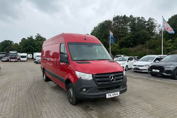 Rød Mercedes Sprinter fra 2019