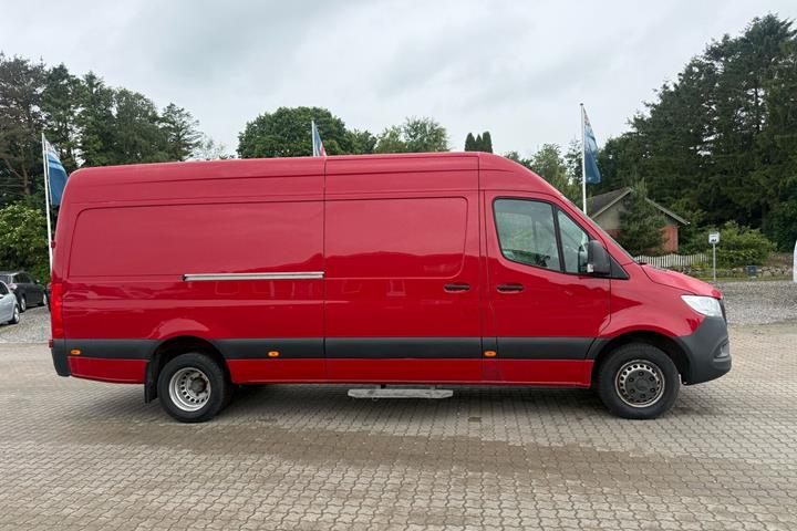 Rød Mercedes Sprinter fra 2019