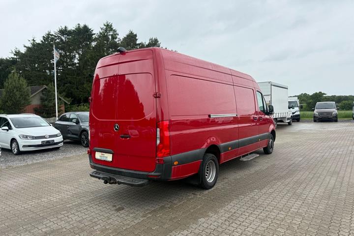 Rød Mercedes Sprinter fra 2019