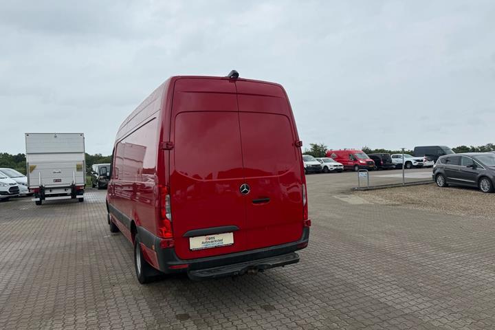 Rød Mercedes Sprinter fra 2019